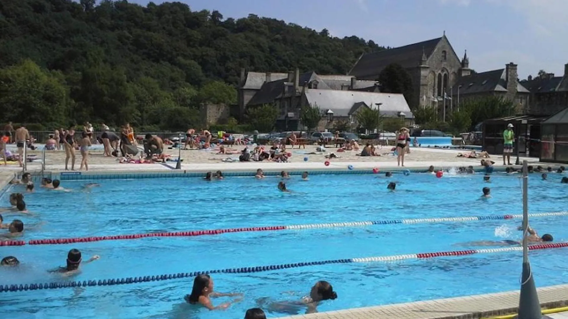 Nyaraló Quai Du Val Is A Charming Pet And Family Friendly Riverside Gite In Lehon Close To Dinan Sleeps 7