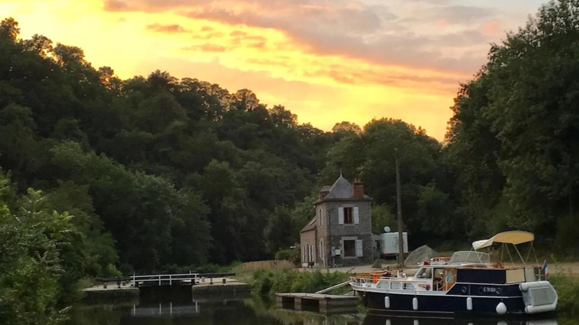 Nyaraló Quai Du Val Is A Charming Pet And Family Friendly Riverside Gite In Lehon Close To Dinan Sleeps 7 Franciaország