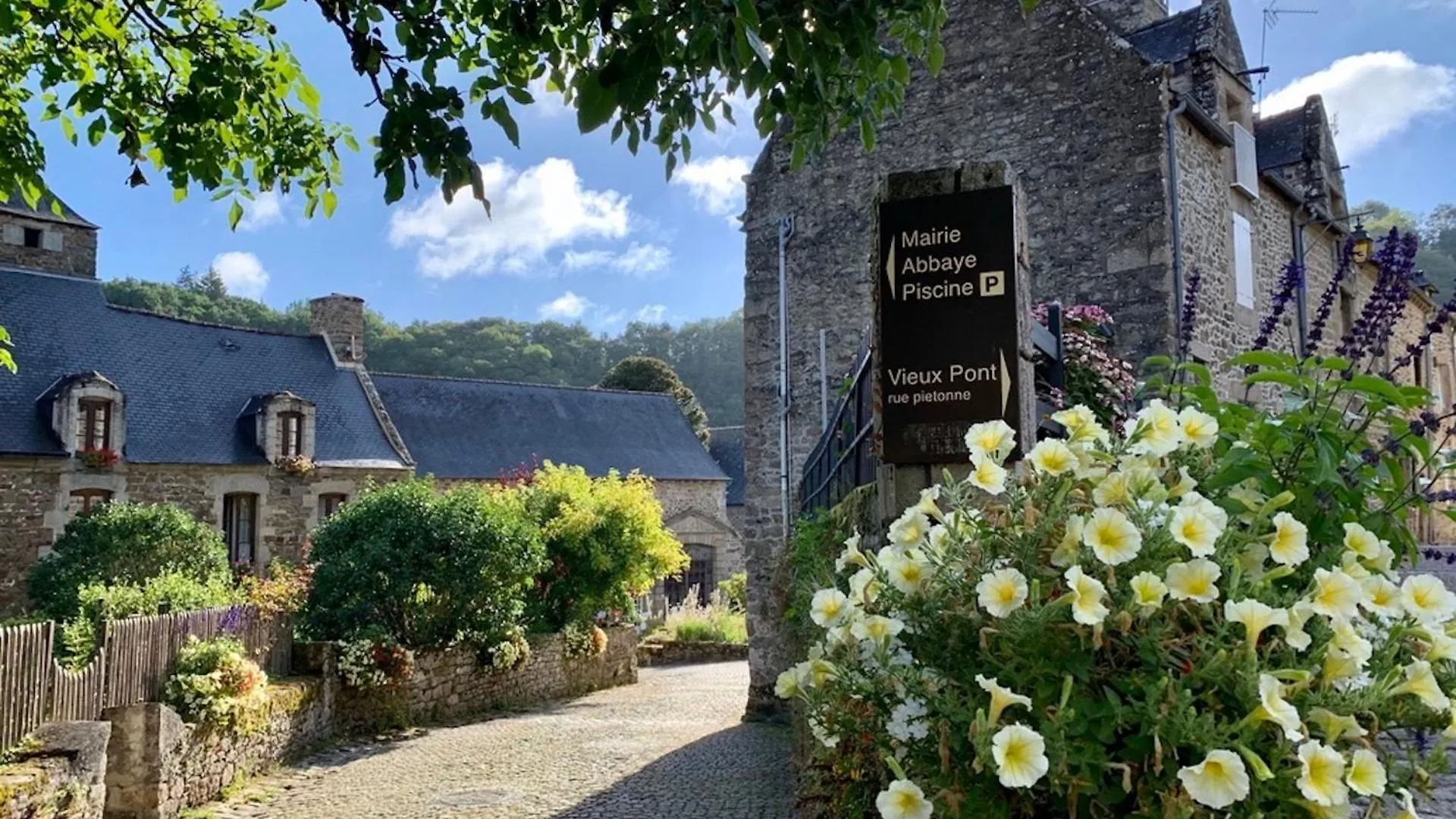 Quai Du Val Is A Charming Pet And Family Friendly Riverside Gite In Lehon Close To Dinan Sleeps 7 0*,
