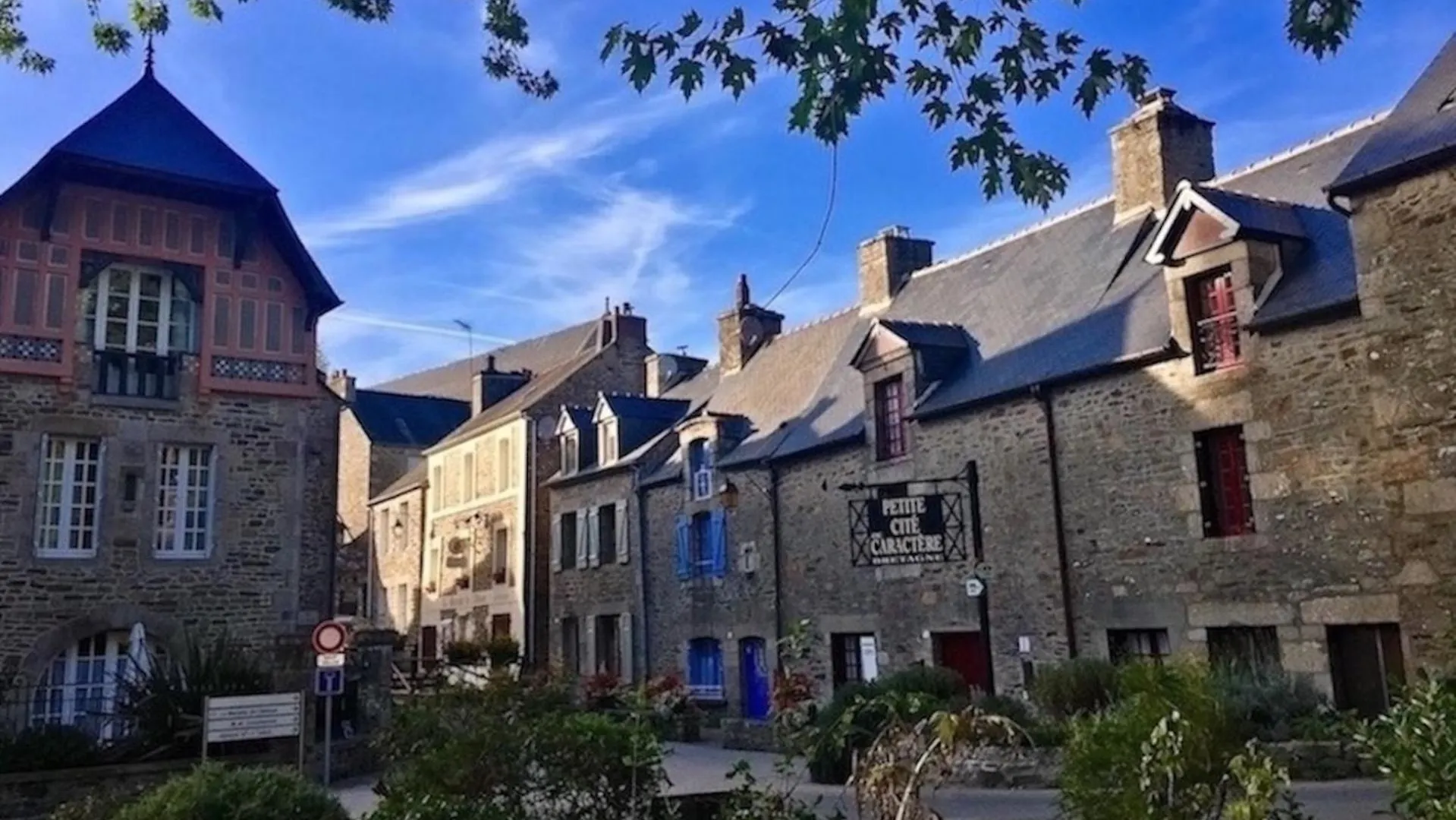 Quai Du Val Is A Charming Pet And Family Friendly Riverside Gite In Lehon Close To Dinan Sleeps 7 Franciaország