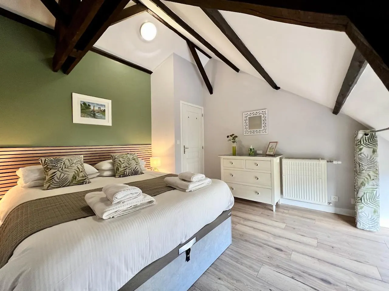 Nyaraló Quai Du Val Is A Charming Pet And Family Friendly Riverside Gite In Lehon Close To Dinan Sleeps 7